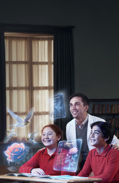 Öğretmeni ile hologram panelleri inceleyen iki ortaokul öğrencisi